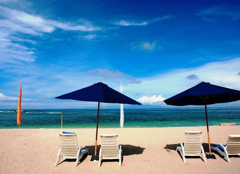 hotel di senggigi dengan view pantai